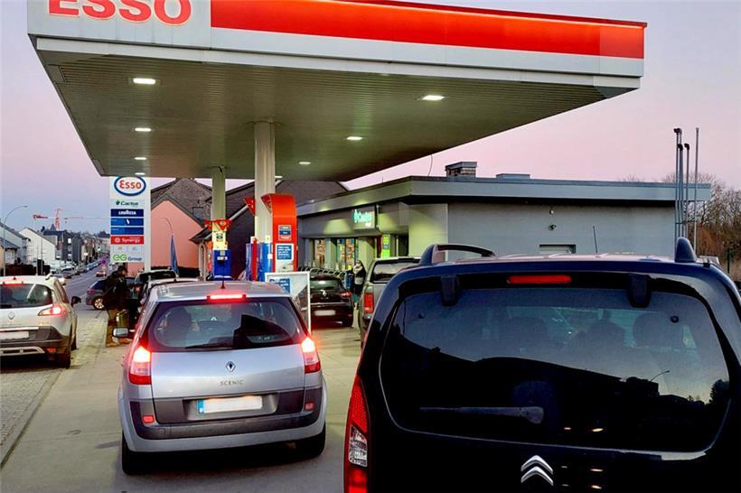 Einer geht noch rein: Am Freitagabend herrscht an einer Tankstelle in Petingen reger Betrieb
