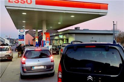 Einer geht noch rein: Am Freitagabend herrscht an einer Tankstelle in Petingen reger Betrieb
