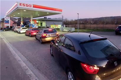 Einer geht noch rein: Am Freitagabend herrscht an einer Tankstelle in Petingen Hochbetrieb.
