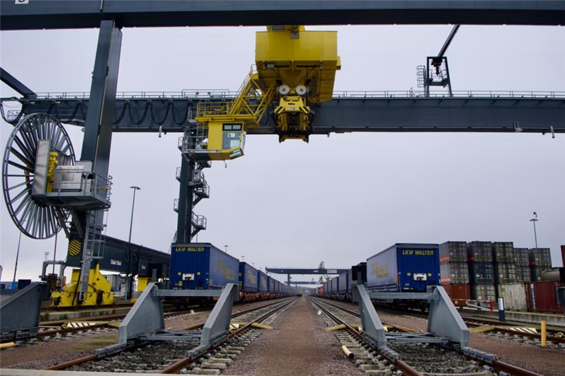 Einer von drei Kränen zum Verladen von Containern