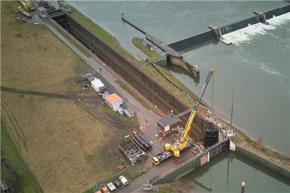Eines von zwei tonnenschweren Ersatztoren für die beschädigte Schleuse wird eingebaut (Aufnahme mit Drohne). 74 Schiffe lagen nach dem Unfall an der Schleuse am 8. Dezember auf der Mosel fest und konnten nur durch Not-Schleusungen die Schleuse passieren. 
