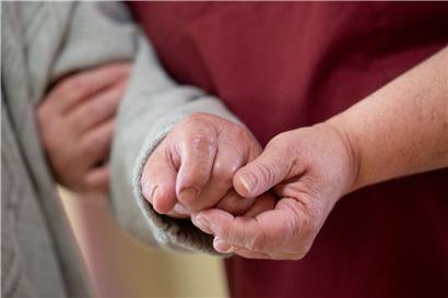 Einfach da sein: Manchmal sind Pflegehelfer für ihre Patienten und Patientinnen sogar Familienersatz
