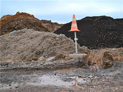 Einfach den Kopf in den Sandhügel stecken? Auf dieser Baustelle eine verlockende Lösung für alle Probleme
