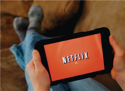 Einfach die Beine hoch und Film ab? „Netflix and Chill“ kann als Einladung schnell missverstanden werden.
