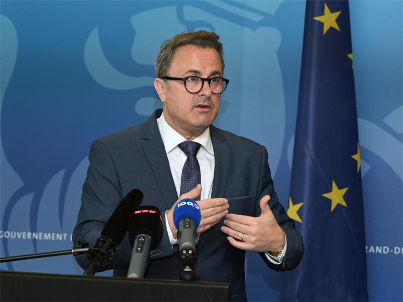 Xavier sammelt selbstbewusst kompetente Frauen der anderen Parteien bei politischem Treffen ein