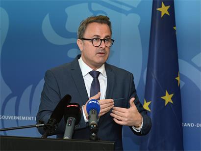 Xavier sammelt selbstbewusst kompetente Frauen der anderen Parteien bei politischem Treffen ein