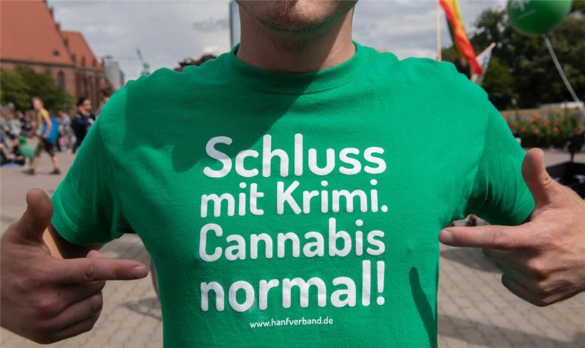 Einfach mal runterkommen: Ein Demonstrant in Berlin mit einem T-Shirt des Hanfverbands
