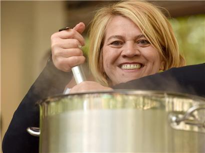 Kochlöffel rührt cremige Sauce in Pfanne – Schritt für perfektes Kochergebnis und Auszeichnung