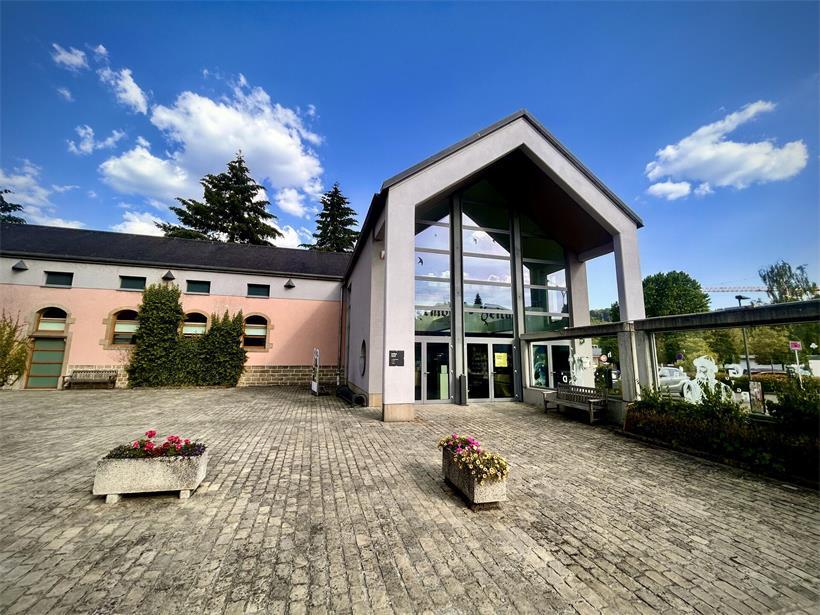 Eingang zum Kulturhuef Museum mit zwei Dauerausstellungen im Fokus, Kultur- und Geschichtsmuseum in moderner Architektur