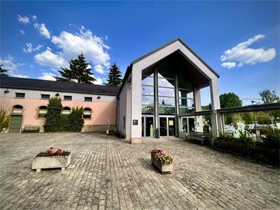 Eingang zum Kulturhuef Museum mit zwei Dauerausstellungen im Fokus, Kultur- und Geschichtsmuseum in moderner Architektur
