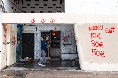 Eingang zum Wohngebäude „Bel Horizon“ im dritten Bezirk von Marseille: rechts an der Hauswand stehen die Drogenpreise
