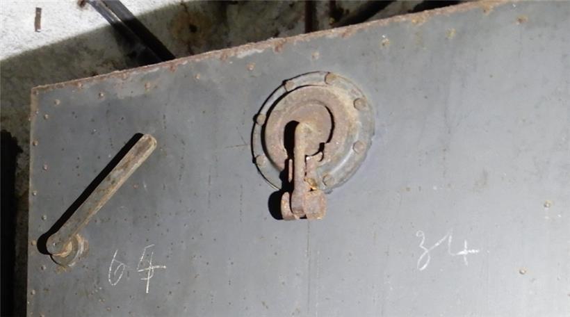 Eingebaut in die Türen der Bunker war ein von einer Metallplatte geschütztes „Guckloch“
