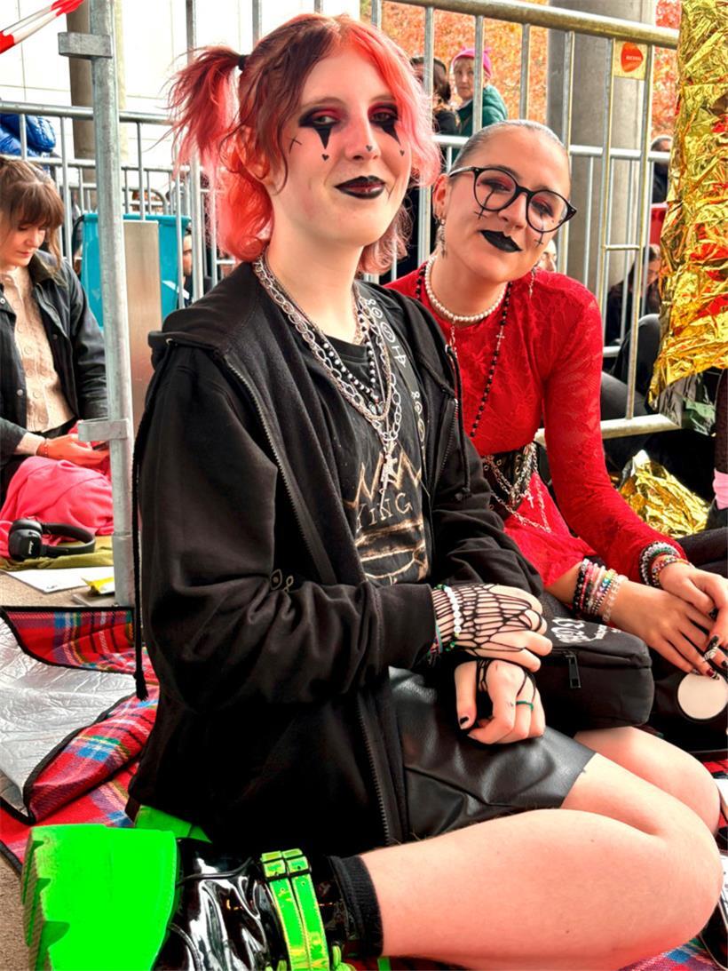 Eingefleischte Yungblud-Fans: Robin (l.) und Emely (r.)
