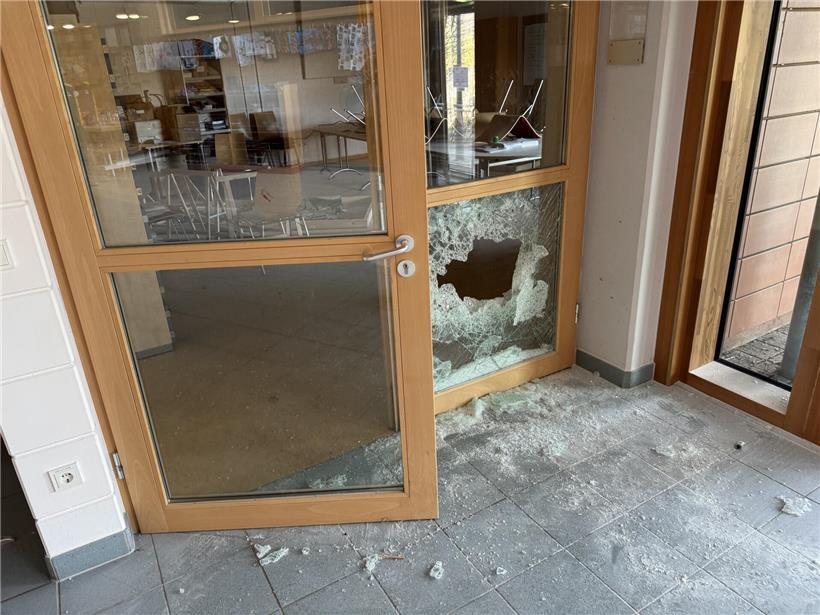 Eingeschlagene Fensterscheiben am Tatort, zerstörtes Glas bei Einbruch oder Vandalismus sichtbar