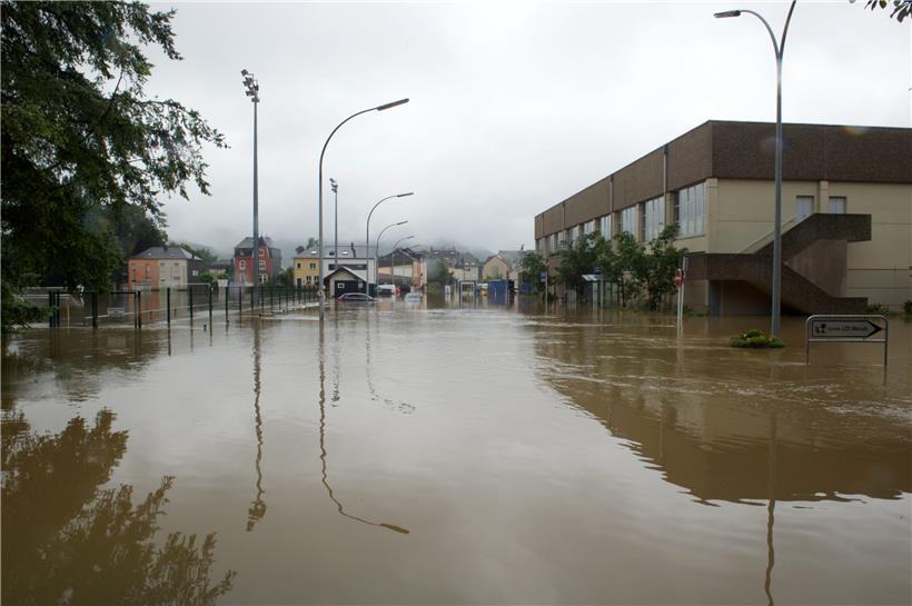 Eingeschlossen vom Wasser: Im Juli wurde auch die Merscher Sporthalle nicht vom Hochwasser verschont
