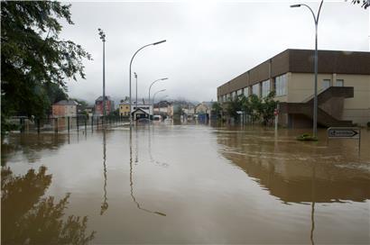 Eingeschlossen vom Wasser: Im Juli wurde auch die Merscher Sporthalle nicht vom Hochwasser verschont
