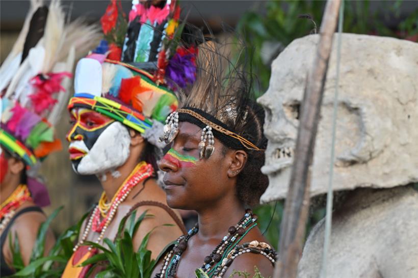 Einheimische in traditioneller Kleidung warten vor einem Staatsdinner im Rahmen der Geburtstagsfeier auf Gäste
