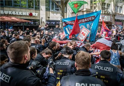 Einheiten der Polizei stoßen während der Revolutionären 1. Mai-Demo in der Stuttgarter Innenstadt mit Demonstrationsteilnehmern zusammen
