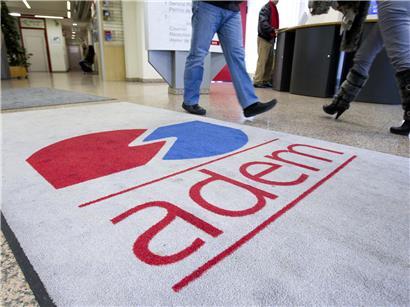 Antragsteller warten geduldig auf die Bewilligung und Auszahlung ihres Arbeitslosengeldes in einem Büro.