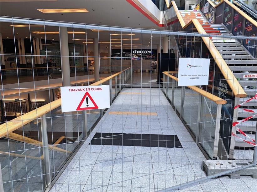 Teilweise gesperrte Bereiche der Belval Plaza mit Absperrungen und eingeschränktem Zugang in Luxemburg