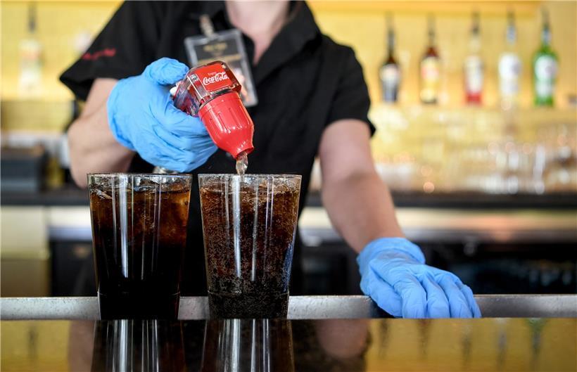 Einige Betreiber und Kunden von Restaurants, Cafés oder Bars haben sich in der vergangenen Woche laut Polizei nicht an die aktuellen Corona-Regeln zur Bekämpfung der Pandemie gehalten
