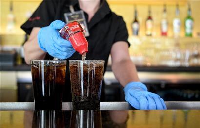 Einige Betreiber und Kunden von Restaurants, Cafés oder Bars haben sich in der vergangenen Woche laut Polizei nicht an die aktuellen Corona-Regeln zur Bekämpfung der Pandemie gehalten
