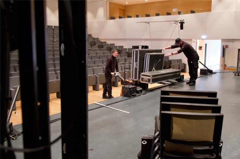 Einige Requisiten müssen mit dem Gabelstapler transportiert werden