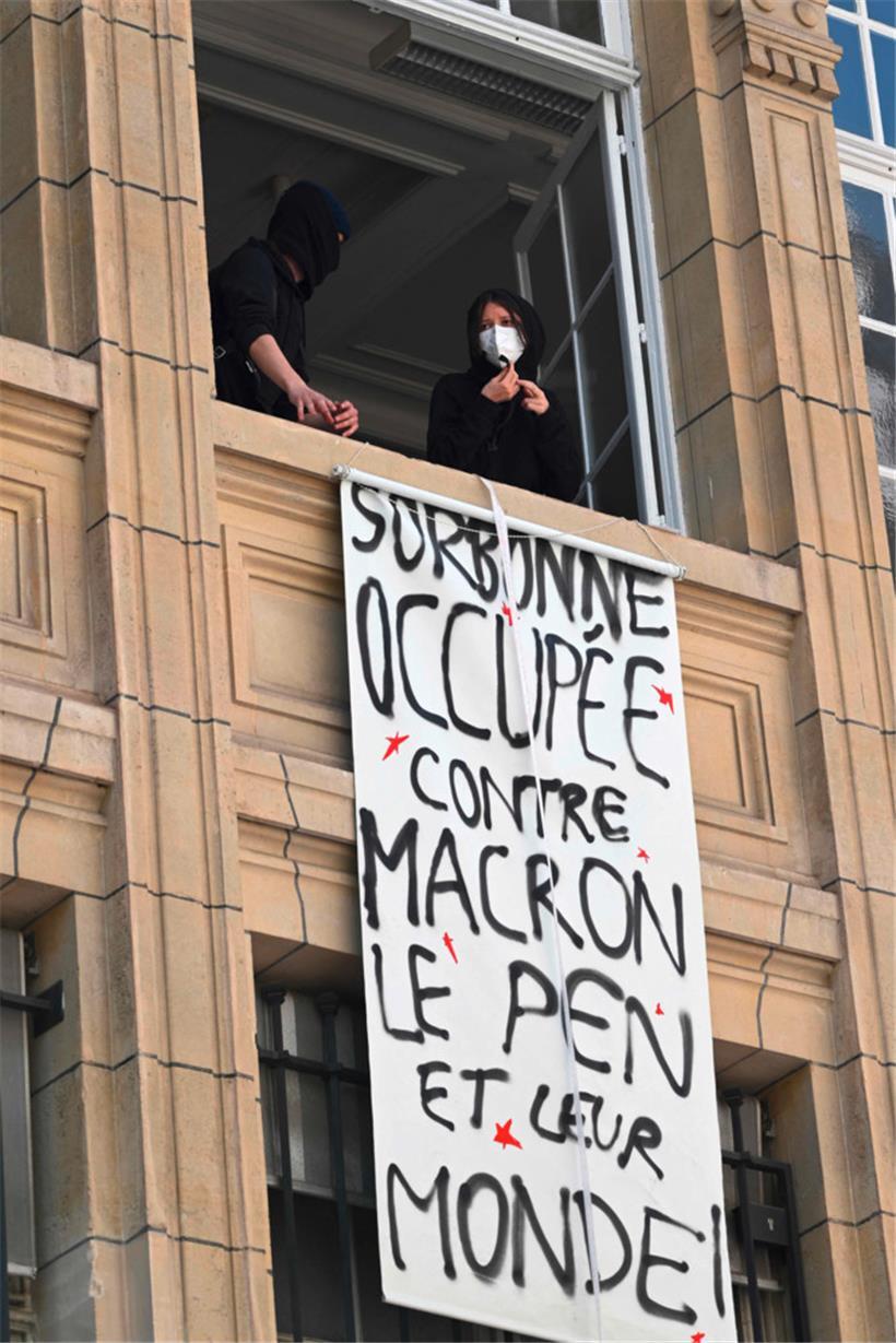 Einige Studierende haben als Protest gegen die beiden Kandidaten in der Stichwahl ein Transparent an der Sorbonne entrollt
