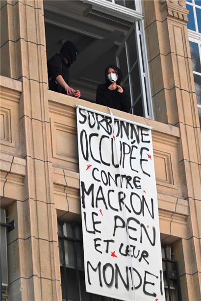 Einige Studierende haben als Protest gegen die beiden Kandidaten in der Stichwahl ein Transparent an der Sorbonne entrollt
