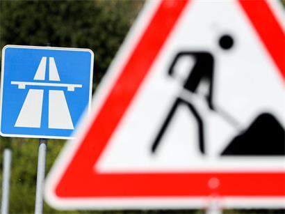 Verkehrsteilnehmer im Stau an einem Freitag und Samstag mit erhöhtem Zeitaufwand auf der Straße