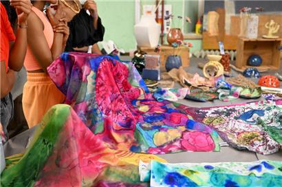 Einige der Werke der geflüchteten Jugendlichen, die aus Gründen des Jugendschutzes und wegen ihrer Regularisierungsprozedur an dieser Stelle nicht im Bild gezeigt werden
