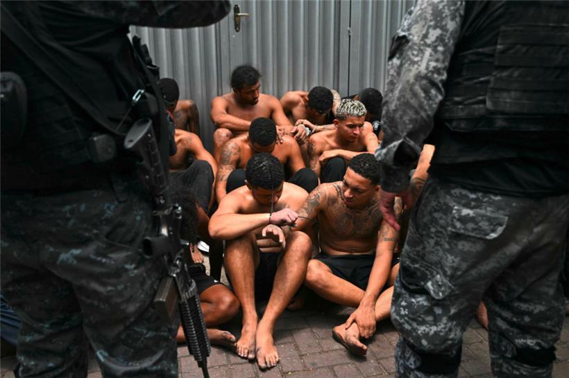 Einige der bei der Razzia im Complexo de Penha verhafteten mutmaßlichen Bandenmitglieder 
