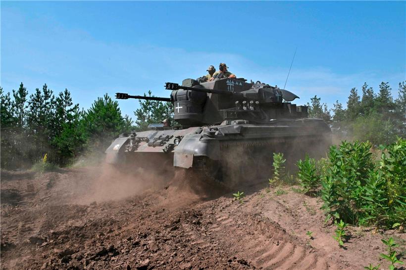Einige der ins Visier genommenen Objekte kundschaftete S. vor Ort aus, wobei er Fotos und Videos, etwa von Militärtransporten und -gütern, anfertigte
