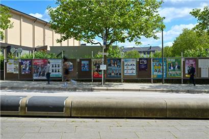 Einige werfen am Sonntagmorgen noch schnell einen Blick auf die Wahlplakate, bevor sie gleich nebenan in der Victor-Hugo-Halle auf Limpertsberg ihre Stimme abgeben
