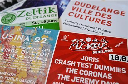 Einiges los: Flyer von kommenden Kulturveranstaltungen in Düdelingen

