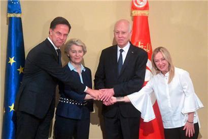 Einigung in Tunis: (v.l.) der niederländische Regierungschef Mark Rutte, EU-Kommissionspräsidentin Ursula von der Leyen, Tunesiens Präsident Kais Saied und die italienische Ministerpräsidentin Giorgia Meloni

