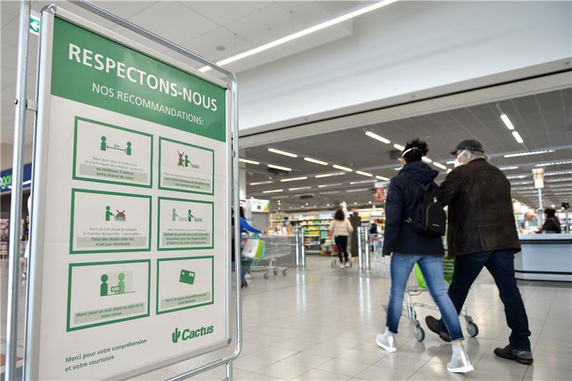 Einkaufen ist auch im Notstand noch grundsätzlich erlaubt. Wo dies zu erfolgen hat, wird auch nicht eingegrenzt.
