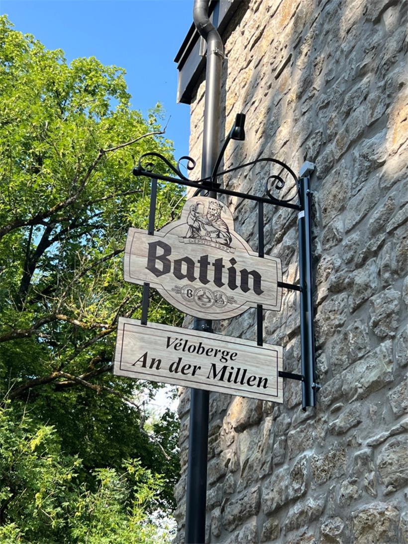 Einladend: Das Schild passt zum Stil