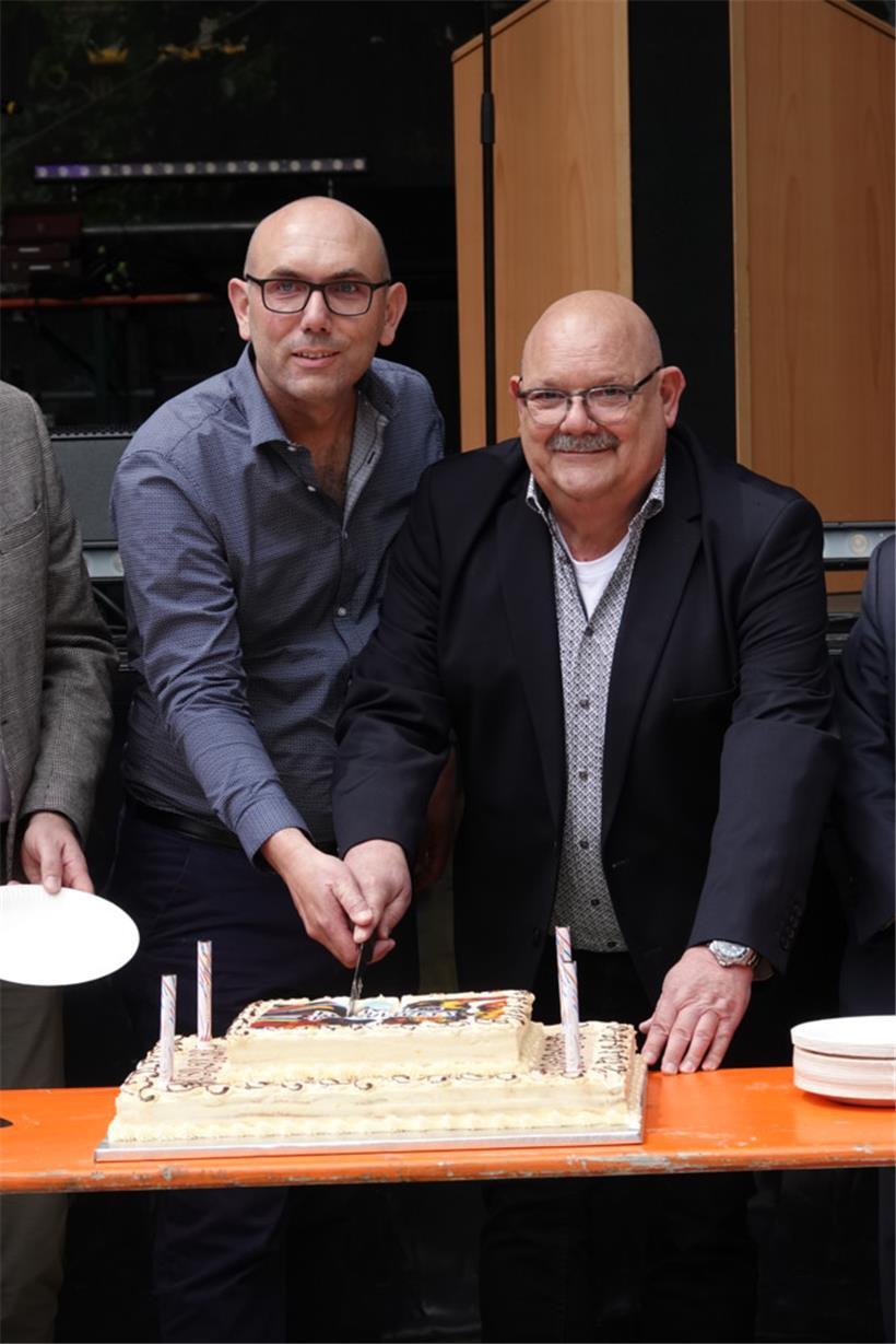 Einmal lächeln, bitte! Jerry Hartung und Guy Altmeisch (v.l.) schnitten den Kuch...