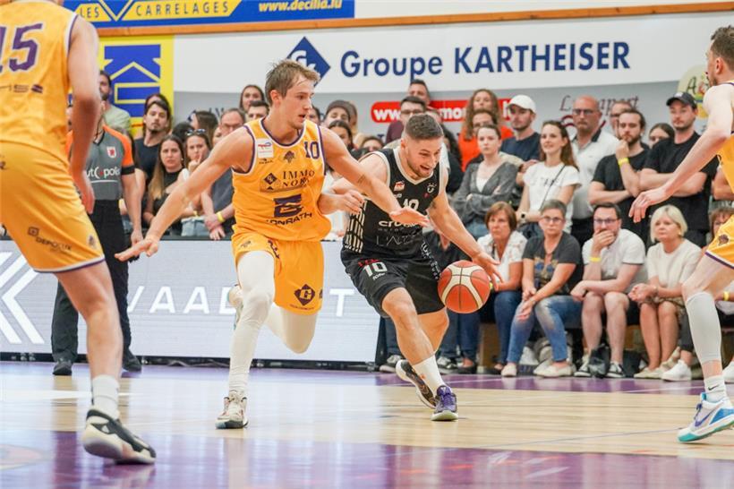 Einmal mehr musste Tom Konen (in Gelb) auch in der Defensive gegen Kevin Moura alles geben
