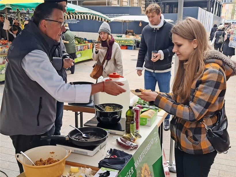 Einmal probieren bitte: René Kertz kocht ein schnelles Menü auf dem städtischen Markt
