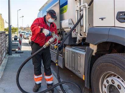 Heizöl-Lieferwagen in Luxemburg beim volltanken, sinkende Nachfrage nach Heizöl im Wintergeschäft