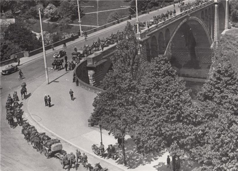 Einmarsch der Wehrmacht über den Pont Adolphe in Luxemburg-Stadt am 15. Mai 1940
