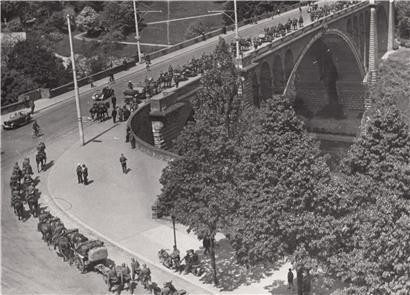 Einmarsch der Wehrmacht über den Pont Adolphe in Luxemburg-Stadt am 15. Mai 1940
