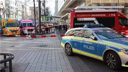 Einsatzfahrzeuge der Polizei und des Rettungsdienstes stehen bei einem Großeinsatz in der Innenstadt.
