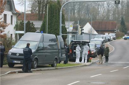Einsatzkräfte begutachten den Tatort in Illerkirchberg (Alb-Donau-Kreis)
