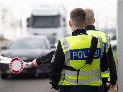 Bundespolizei Einsatzkräfte bei Grenzkontrollen an der Grenze in Schutzkleidung und Ausrüstung