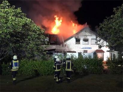 Einsatzkräfte der Feuerwehr löschen ein Feuer in einem Club