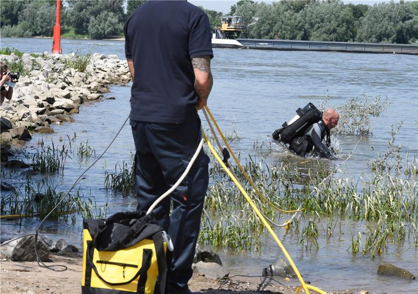 Einsatzkräfte der Feuerwehr und Polizei intensivierten mittels Tauchern, Hubschraubern und Rettungsbooten die Suche nach zwei vermissten Mädchen, die am Mittwochabend im Fluss ein erfrischendes Bad nehmen wollten – die Leiche ihrer 17-jährigen Freundin wurde am Mittwochmorgen geborgen
