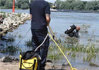 Einsatzkräfte der Feuerwehr und Polizei intensivierten mittels Tauchern, Hubschraubern und Rettungsbooten die Suche nach zwei vermissten Mädchen, die am Mittwochabend im Fluss ein erfrischendes Bad nehmen wollten – die Leiche ihrer 17-jährigen Freundin wurde am Mittwochmorgen geborgen
